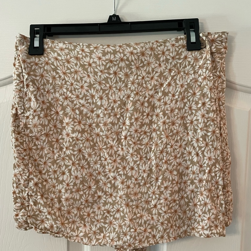 American Eagle Women’s floral skort, size L